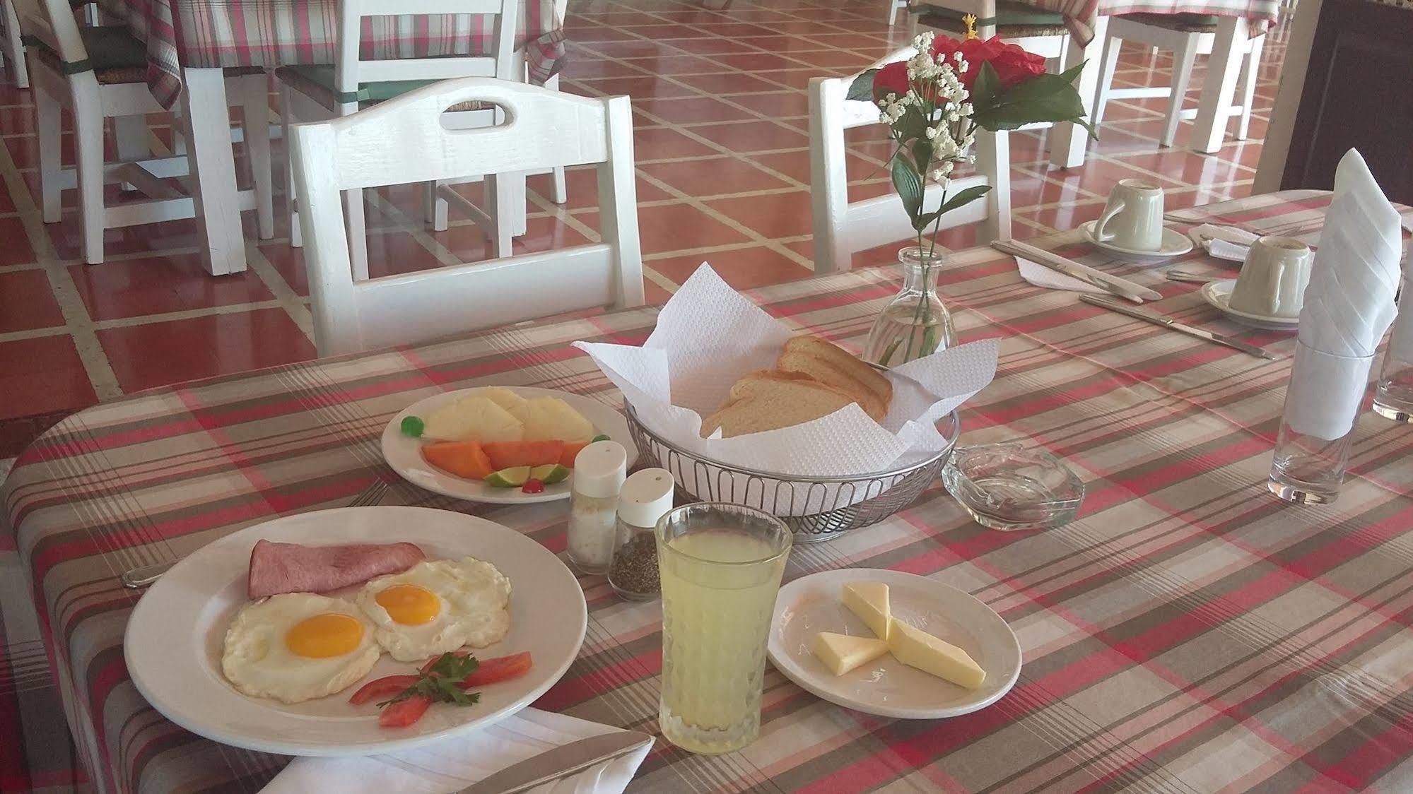 Hotel Mont Joli Cap-Haïtien エクステリア 写真